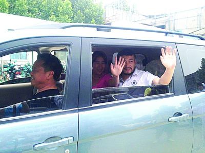 孫正龍和妻子、家人，揮手和醫(yī)護(hù)人員告別。張凌飛