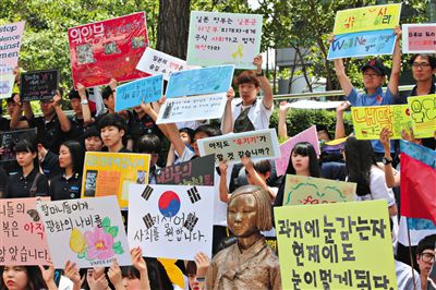 6月4日,韓國首爾,韓國慰安婦和民眾在日本駐韓大使館門前集會,要求日本政府承認(rèn)并解決慰安婦問題。