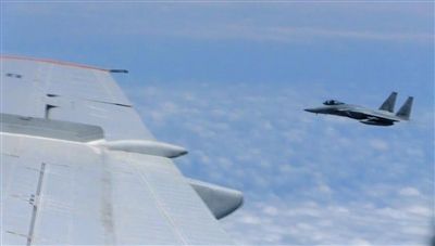 國(guó)防部網(wǎng)站12日公布的視頻截圖,日本F-15軍機(jī)從中國(guó)圖-154機(jī)頭方向危險(xiǎn)切入,兩者最近距離約30米左右。