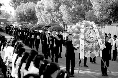 護送陣亡將士遺骸的隊伍緩緩走入殤墓園。