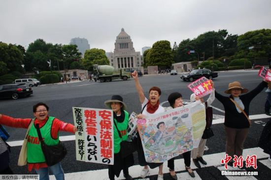 當(dāng)?shù)貢r(shí)間5月13日，日本示威者在位于東京的國會(huì)議事堂外高喊口號(hào)，反對(duì)日本政府計(jì)劃修憲以解禁自衛(wèi)權(quán)。