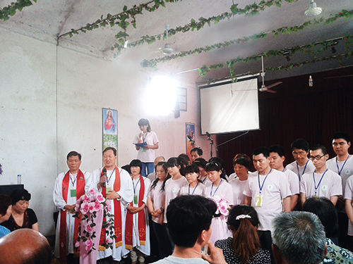 2013 年初，“全范圍教會”的信徒在參加集會。