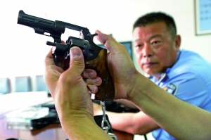 出發(fā)前,認真檢查槍械。