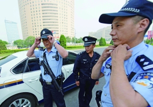 鳥巢附近,兩名民警和一名輔警負責該區(qū)域的巡邏任務(wù)。