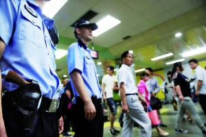 地鐵內(nèi),攜槍巡邏。