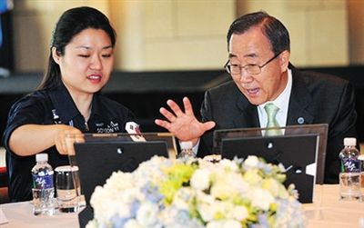 2008年7月，聯(lián)合國秘書長回到韓國時，特意會見李炤燕。