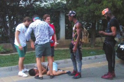 外籍男子路邊發(fā)現(xiàn)醉漢將其圍住。