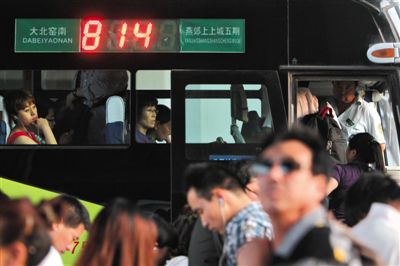2014年5月22日,乘客在北京大北窯南乘坐開往燕郊的814路公交車。