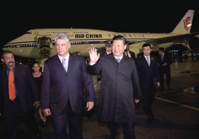 21日晚,習(xí)近平乘坐的專機(jī)抵達(dá)哈瓦那何塞·馬蒂國際機(jī)場。古巴國務(wù)委員會第一副主席兼部長會議第一副主席