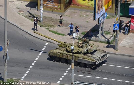 當(dāng)?shù)貢r(shí)間7月21日,烏克蘭政府軍和民間武裝在頓涅茨克機(jī)場(chǎng)火車站附近發(fā)生激烈交火,火車站附近街道受到炮