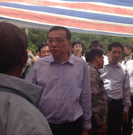 走進帳篷，總理就握住蔡官耀的雙手說：“不行，這個帳篷太簡易了”。說完這句，叮囑蔡官耀，“不能回家住”