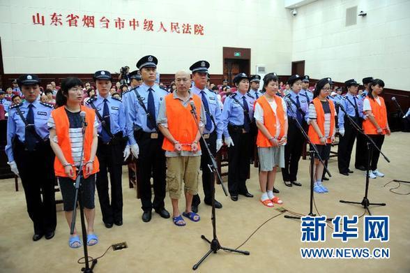 8月21日，被告人張帆、張立冬、呂迎春、張航、張巧聯(lián)到庭。法庭逐一核對(duì)被告人身份。