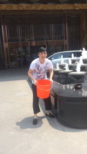 王思聰在進行冰桶挑戰(zhàn)。