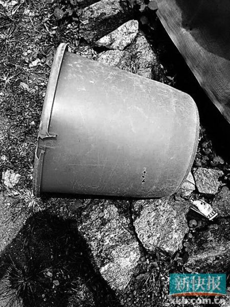 　　事發(fā)現(xiàn)場(chǎng)發(fā)現(xiàn)的彈孔。