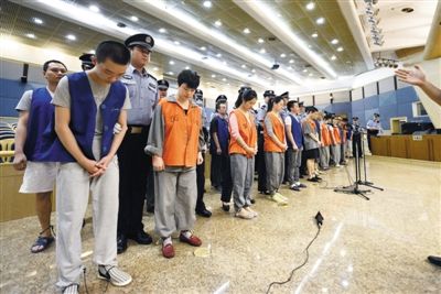 庭審現(xiàn)場。昨日，26名跨國電信詐騙嫌疑人在市一中院受審。