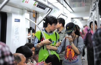 地鐵14號線，一名乘客正在車廂內飲食。
