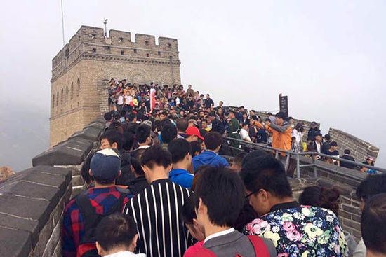 北京八達嶺長城，游客在長城上艱難移動。
