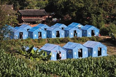 　昨日，云南省景谷縣永平鎮(zhèn)芒費(fèi)村地震中70受損戶，部分村民安置在帳篷里。