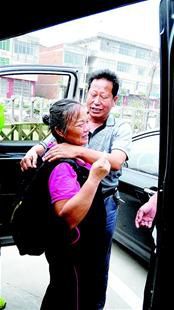 離別時，沈愛蘭（左）擁抱救命恩人李春富