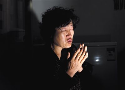 昨日,呼格吉勒圖的媽媽尚愛云在內(nèi)蒙古呼市家中講述這些年來的上訪經(jīng)歷。本版圖片/新京報記者 郭鐵流