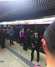 昨日18時(shí)57分，北京地鐵5號(hào)線惠新西街南口一女子遭遇不幸。昨晚9時(shí)記者在中日友好醫(yī)院發(fā)現(xiàn)女子已不幸身亡，女子遇險(xiǎn)是被夾在安全門和地鐵門中間，列車啟動(dòng)后掉下站臺(tái)。