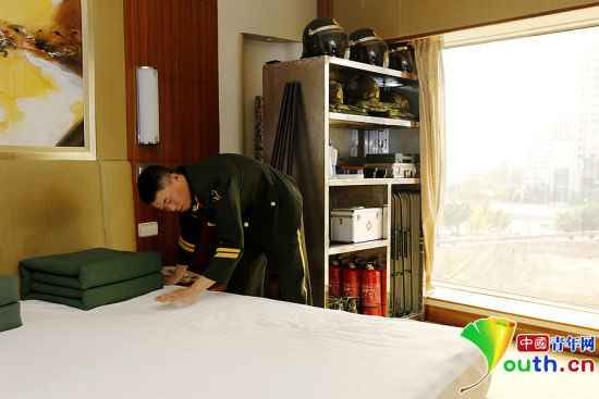 　11月7日，一名武警官兵在APEC駐地中國(guó)大飯店的房間內(nèi)整理內(nèi)務(wù)。