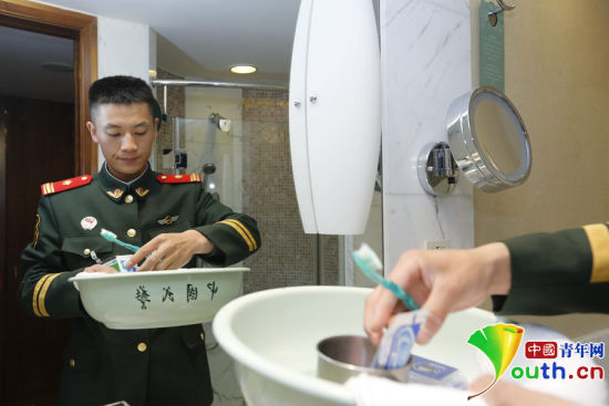 駐守APEC駐地中國(guó)大飯店的武警官兵將自己平時(shí)使用的臉盆、毛巾等帶到酒店房間。