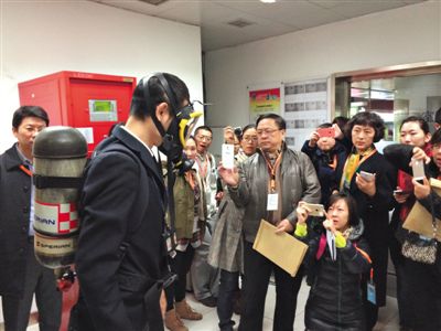 昨天，地鐵4號(hào)線北京南站站，地鐵工作人員為人大代表演示應(yīng)急氧氣瓶佩戴方式。新京報(bào)記者