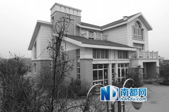 　馬超群在赤土山村村委會旁的別墅，就是以“自來水維護(hù)站”的名義拿的地。