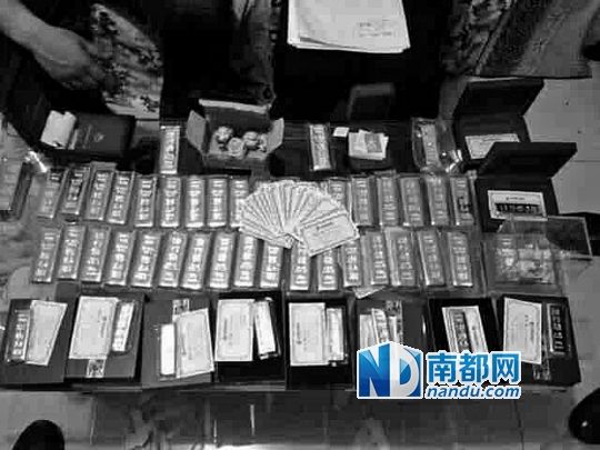 　馬超群家中金條清點現(xiàn)場。