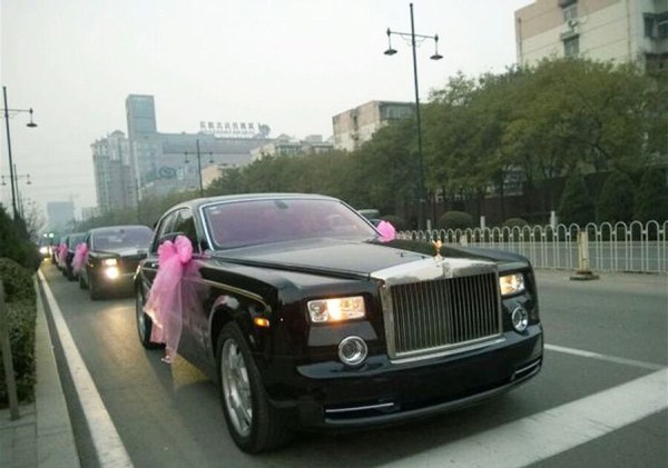 　11月23日，河北唐山街頭現(xiàn)價值超過2個億的婚禮車隊。