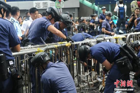 11月26日，香港法庭執(zhí)達(dá)主任在旺角彌敦道執(zhí)行禁制令，清除非法障礙物，后因受阻而要求警方協(xié)助執(zhí)行。