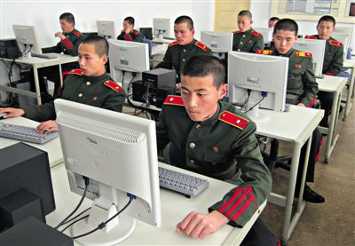 2013年4月18日，朝鮮平壤，士兵學(xué)習(xí)使用電腦。
