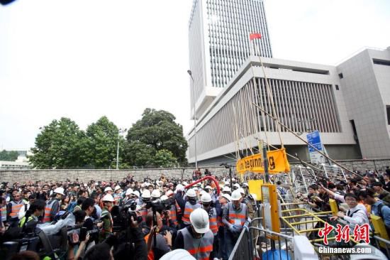 12月11日上午，香港非法“占領(lǐng)區(qū)”清除障礙物。