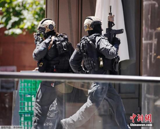 目前咖啡館已經關閉，警方，包括全副武裝的特警隊已經將咖啡館包圍。