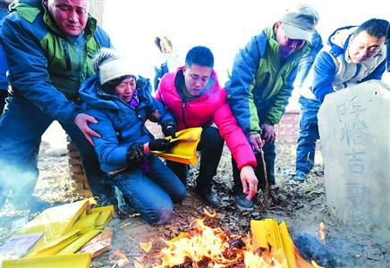 昨日，呼格吉勒?qǐng)D的父母揣著無(wú)罪判決書的復(fù)印件來(lái)到兒子墳前祭奠?！?新華社