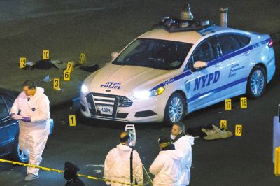 美國紐約兩名警察20日在巡邏車內(nèi)突遭槍擊身亡。紐約警察局長威廉·布拉頓說，槍手行兇后跑入附近一座地鐵站飲彈自盡，沒有跡象顯示這起血案與恐怖主義有關(guān)聯(lián)。