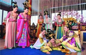 戲里一眾妃嬪的裝扮都相當(dāng)“吸睛”。