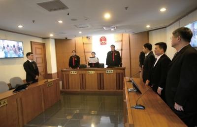 昨日，鄒恒甫及北大有關(guān)負(fù)責(zé)人并未到庭，圖為法官正在進(jìn)行宣判。