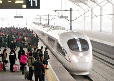 　2014年1月3日，江蘇徐州，旅客在等候乘坐京滬高鐵和諧號動車組列車。圖/CFP