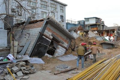 坍塌事故發(fā)生后，房屋傾倒在地面上。記者 徐曉帆/攝