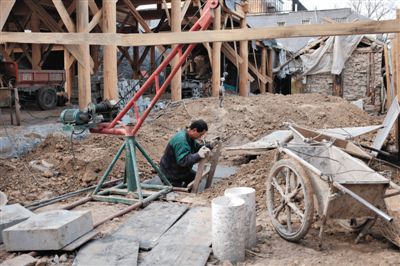 東城區(qū)北鑼鼓巷與小經(jīng)廠(chǎng)胡同之間一處四合院內(nèi)，工人進(jìn)入已經(jīng)挖好的地下室內(nèi)施工。