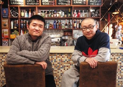 　14日，西安交通大學(xué)路66號(hào)公路咖啡館，苗阜（左）、王聲（右）兩位青年相聲演員今年將第一次登上春晚