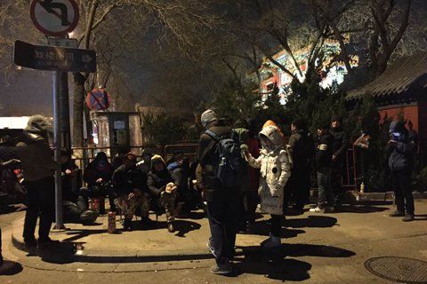 雍和宮外排隊(duì)的人。新京報(bào)記者 李相蓉 攝