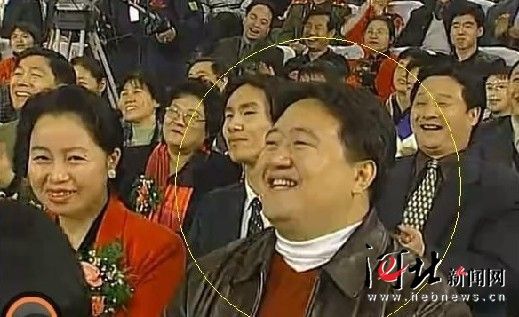 該名男子連續(xù)多年在春節(jié)晚會(huì)中出現(xiàn)，被網(wǎng)友稱為“十年最牛笑臉哥”。