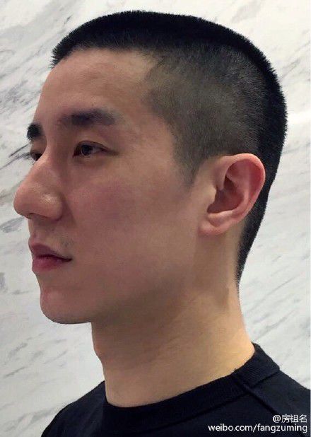 房祖名獲釋后首發(fā)微博父親成龍為其剪短發(fā) 房祖名獲釋后首發(fā)微博父親成龍為其剪短發(fā)