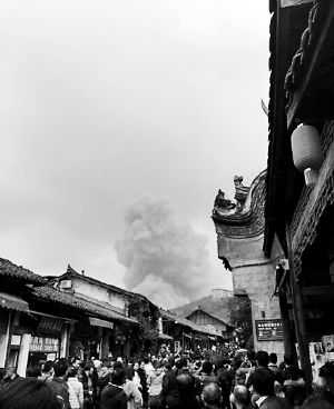 成都龍泉驛區(qū)洛帶古鎮(zhèn)的游客拍到爆炸瞬間濃煙滾滾。