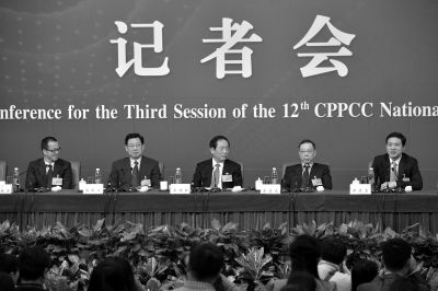 昨日，政協(xié)十二屆三次會(huì)議舉行記者會(huì)，五位嘉賓回答中外記者提問。京華時(shí)報(bào)記者王海欣攝