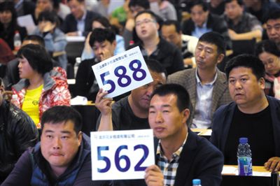 昨日，拍賣現(xiàn)場(chǎng)競(jìng)拍者舉牌競(jìng)拍。新京報(bào)記者