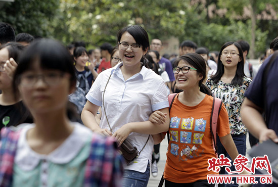 也有一種情，平日嬉笑怒罵，針?shù)h相對(duì)，只有別離時(shí)才會(huì)牽手擁抱。
